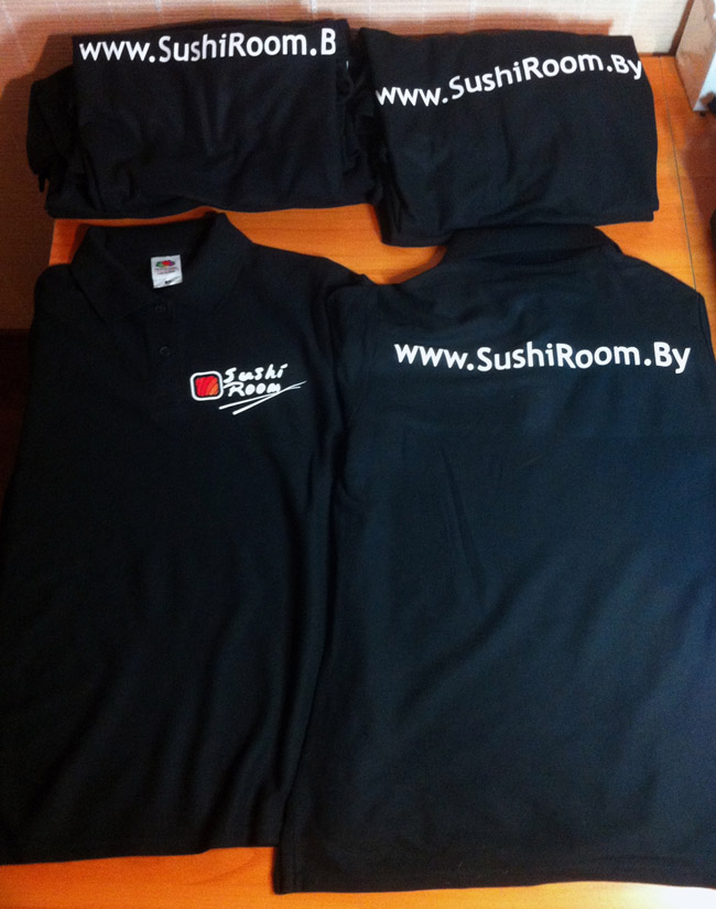 майки или футболки поло с печатью фирменного логотипа